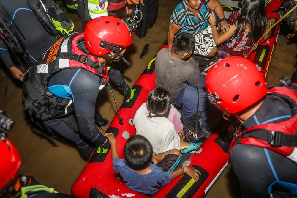 Protección Civil evacúa a dos familias en cantón La Ceiba en Ahuachapán Sur. / @PROCIVILSV