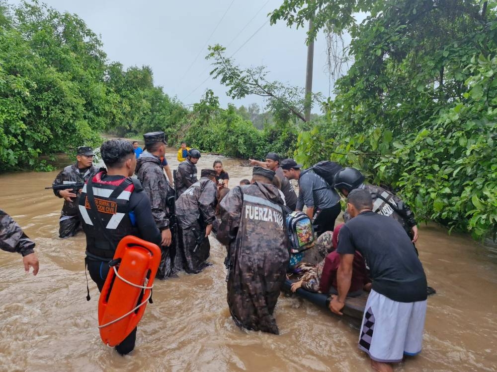 La Fuerza Armada realizando evacuaciones en el occidente del país. / @FUERZARMADASV