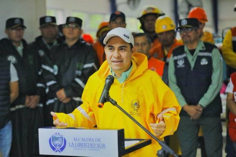 Henry Flores, alcalde de La Libertad Sur en conferencia de prensa sobre emergencias atendidas. / @HenryFloresST