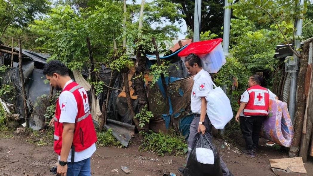 Cruz Roja entregando ayuda humanitaria a una familia en Loma Alta, Santa Ana. / @CruzRojaSal.