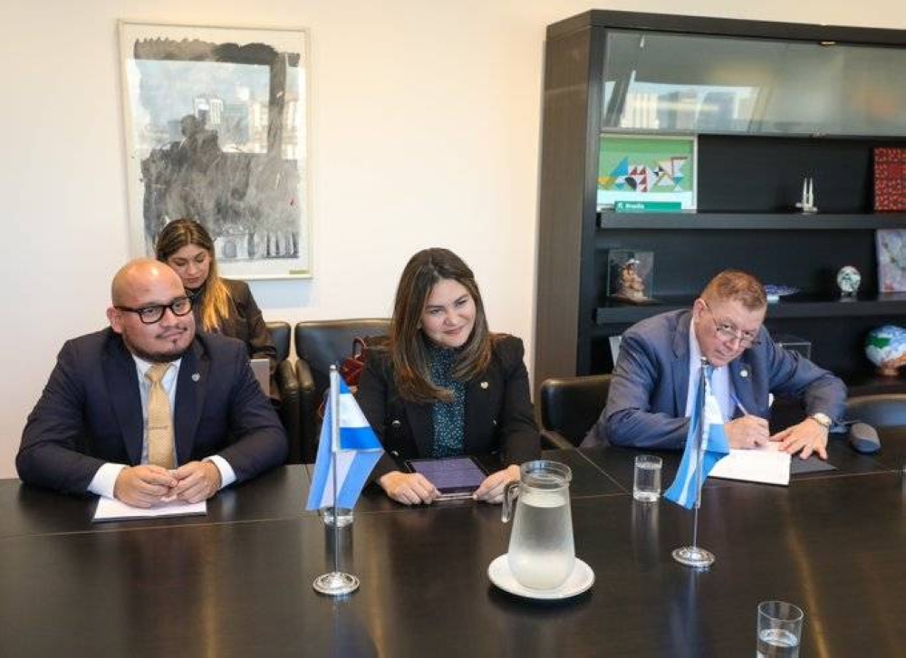 La viceministra de Diáspora y Movilidad Humana, Cindy Portal, se reunió con diplomáticos argentinos para buscar cooperación. / @CancilleriaARG.