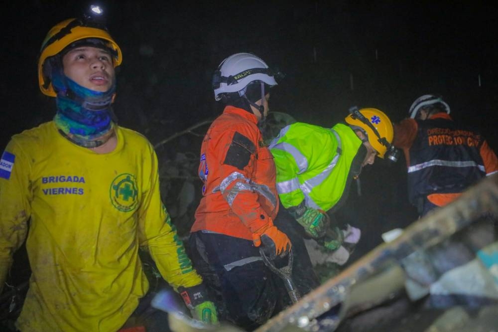 Socorristas y miembros de Protección Civil hacían labores de búsqueda la madrugada de este viernes. / Protección Civil.