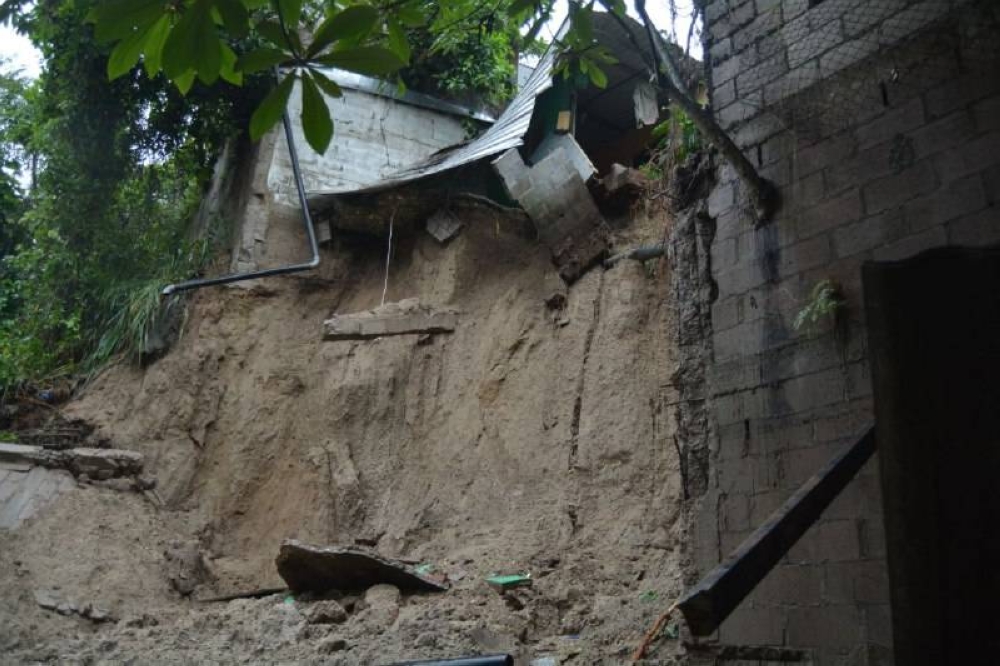 El muro de casa vecina colapsó y cayó sobre la vivienda de las dos niñas que quedaron soterradas. Lisbeth Ayala