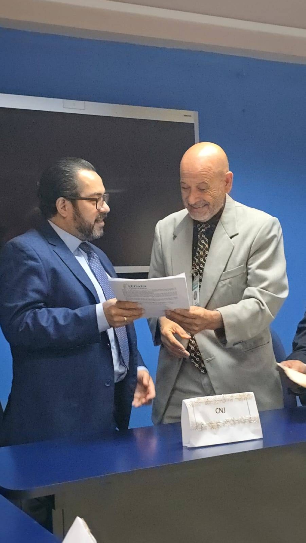 Presidente de Fedaes, José Alvarenga, entregando nómina de candidatos a magistrados al secretario ejecutivo del Consejo Nacional de la Judicatura (CNJ), José Edenilson Nuila. / Cortesía.