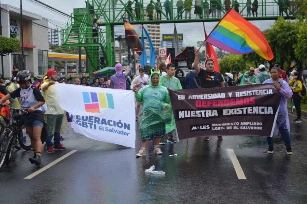 La marcha del orgullo inició en calle Gabriela Mistral. / Lisbeth Ayala.