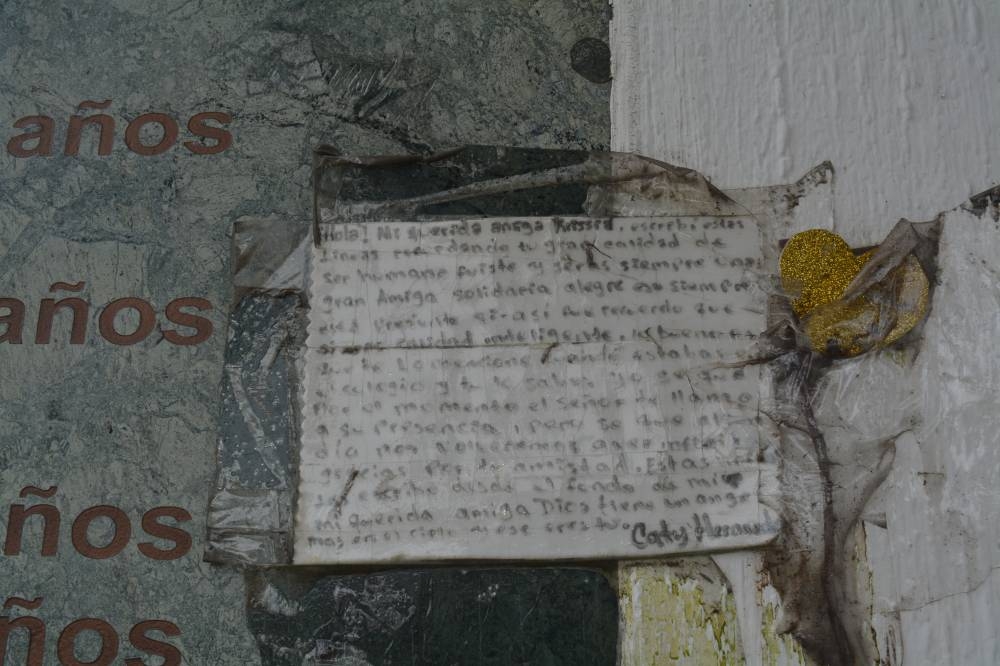 Una carta para una amiga está pegada en el memorial de La Málaga. / Lisbeth Ayala. 