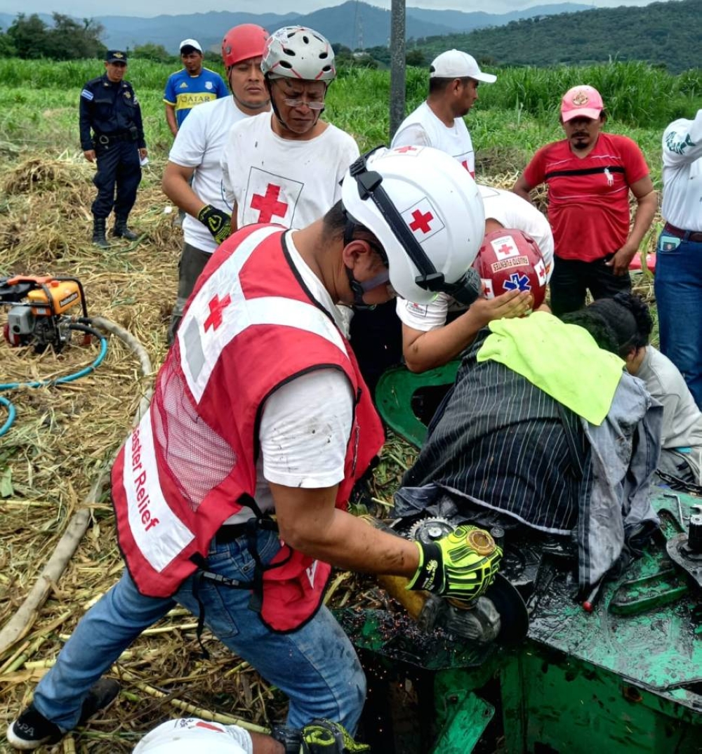 Los rescatistas de Cruz Roja utilizaron todo el equipo a disposición para sacar a Edwin de la máquina. En la fotografía, el rescatistas Ernesto Calderón. / Cortesía Cruz Roja. 