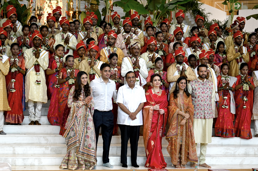 El magnate multimillonario y presidente de Reliance Industries Mukesh Ambani (frente 3L) junto con su familia asiste a una ceremonia de boda masiva de parejas desfavorecidas antes de la boda de su hijo Anant Ambani con Radhika Merchant, en Reliance Corporate Park en Navi Mumbai el 2 de julio de 2024. Los más ricos de Asia El hombre, el magnate multimillonario indio Mukesh Ambani, inauguró el 2 de julio el inicio del fastuoso final de las celebraciones de la boda de su hijo con nupcias masivas para 52 parejas 