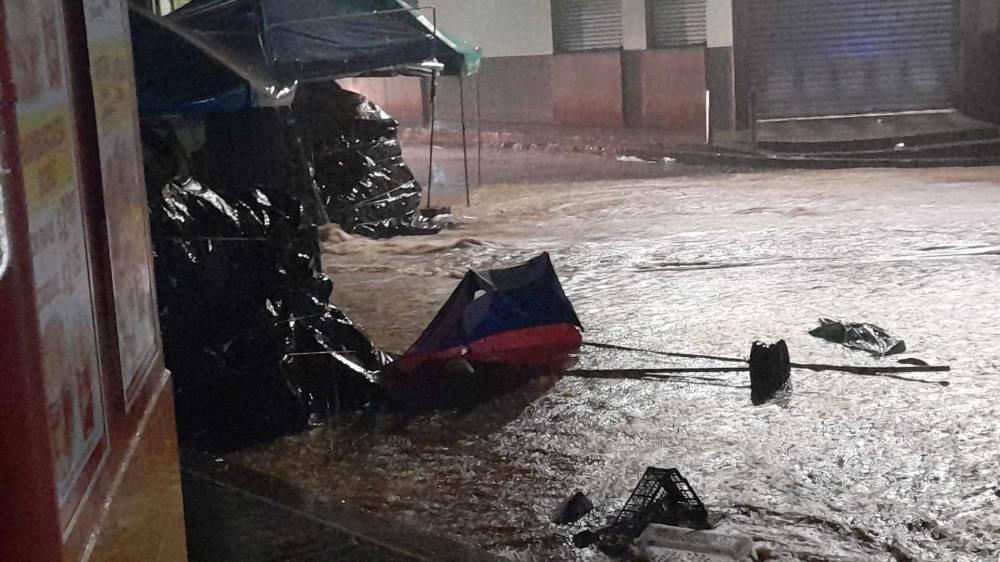 Los comercios informales de la zona inundada en Cojutepeque resultaron afectados. / Cortesía de Óscar Ramos. 