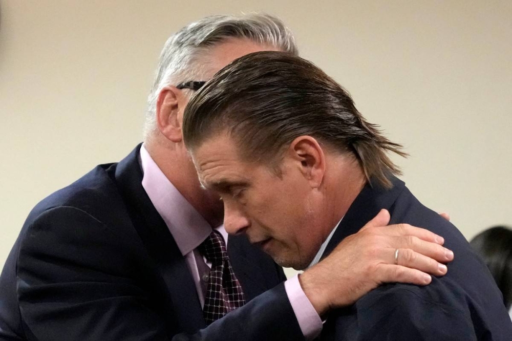 Alec recibe un abrazo de apoyo de su hermano, el también actor Stephen Baldwin. Photo by Ross D. Franklin / POOL / AFP