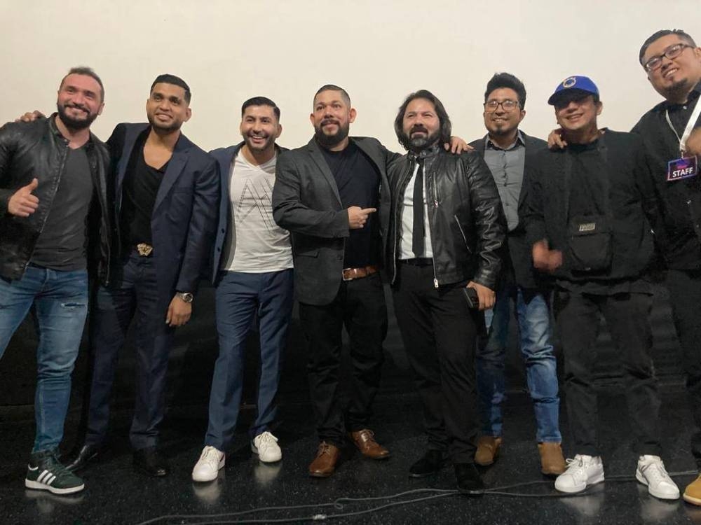 En la premier en El Salvador: René Mena y Zazá Márquez (3o. y 4o. de izq. a der.) tras la presentación de la comedia dramática en Cinemark La Gran Vía, en diciembre de 2023. / Foto: Jhoel Díaz