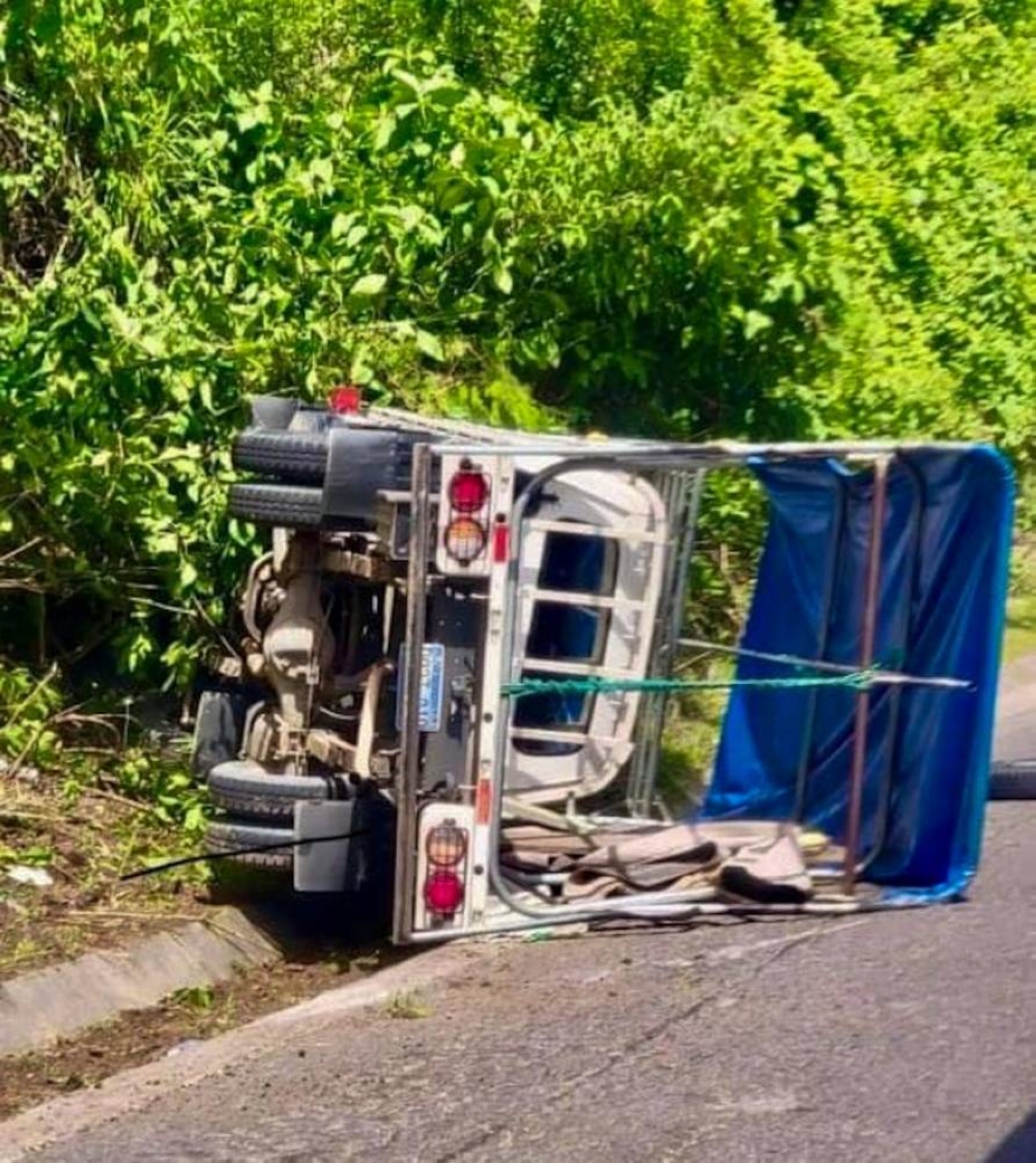 La PNC reportó varios lesionados en un accidente en la carretera a San Ramón, Cuscatlán. / PNC.