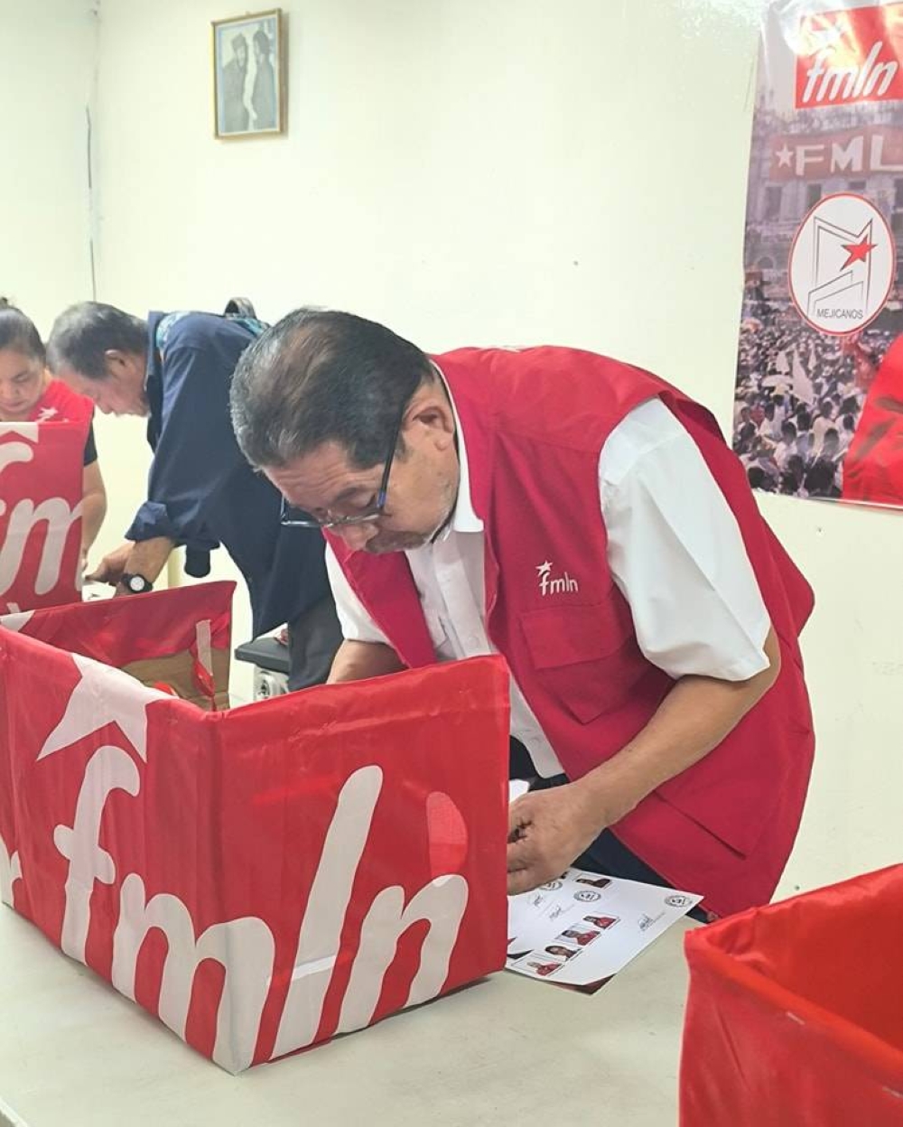 Simón Paz, candidato a secretario general del FMLN, en el momento de votación.