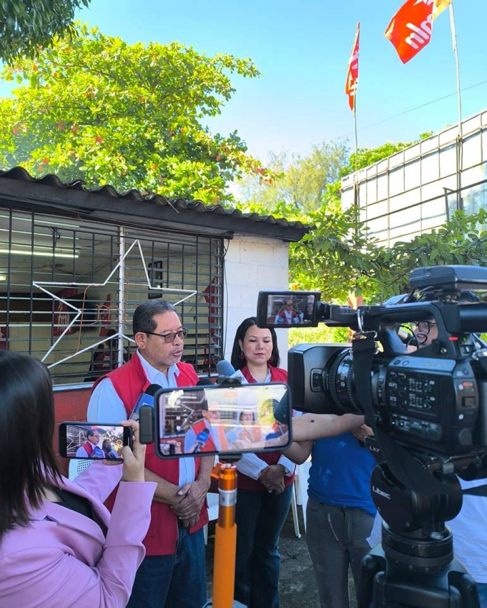 Simón Paz, también concejal de San Salvador Centro, dio declaraciones a periodistas presentes.