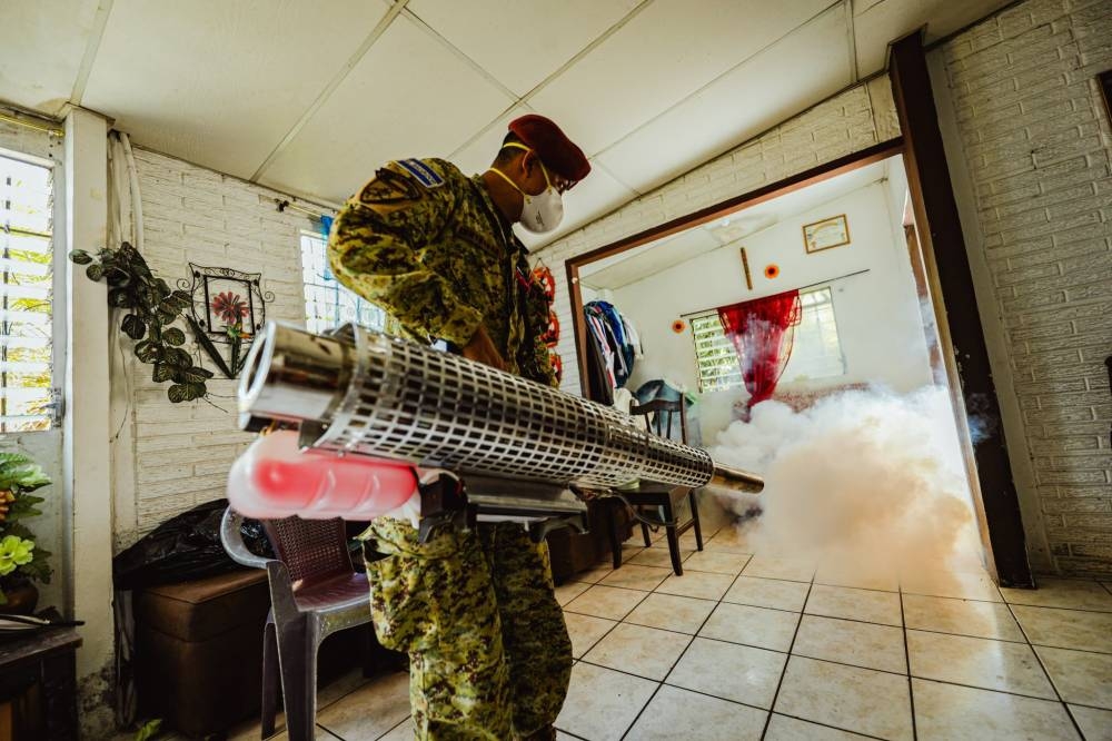 Fumigación en una vivienda de Tonacatepeque, San Salvador. / Defensa Nacional.