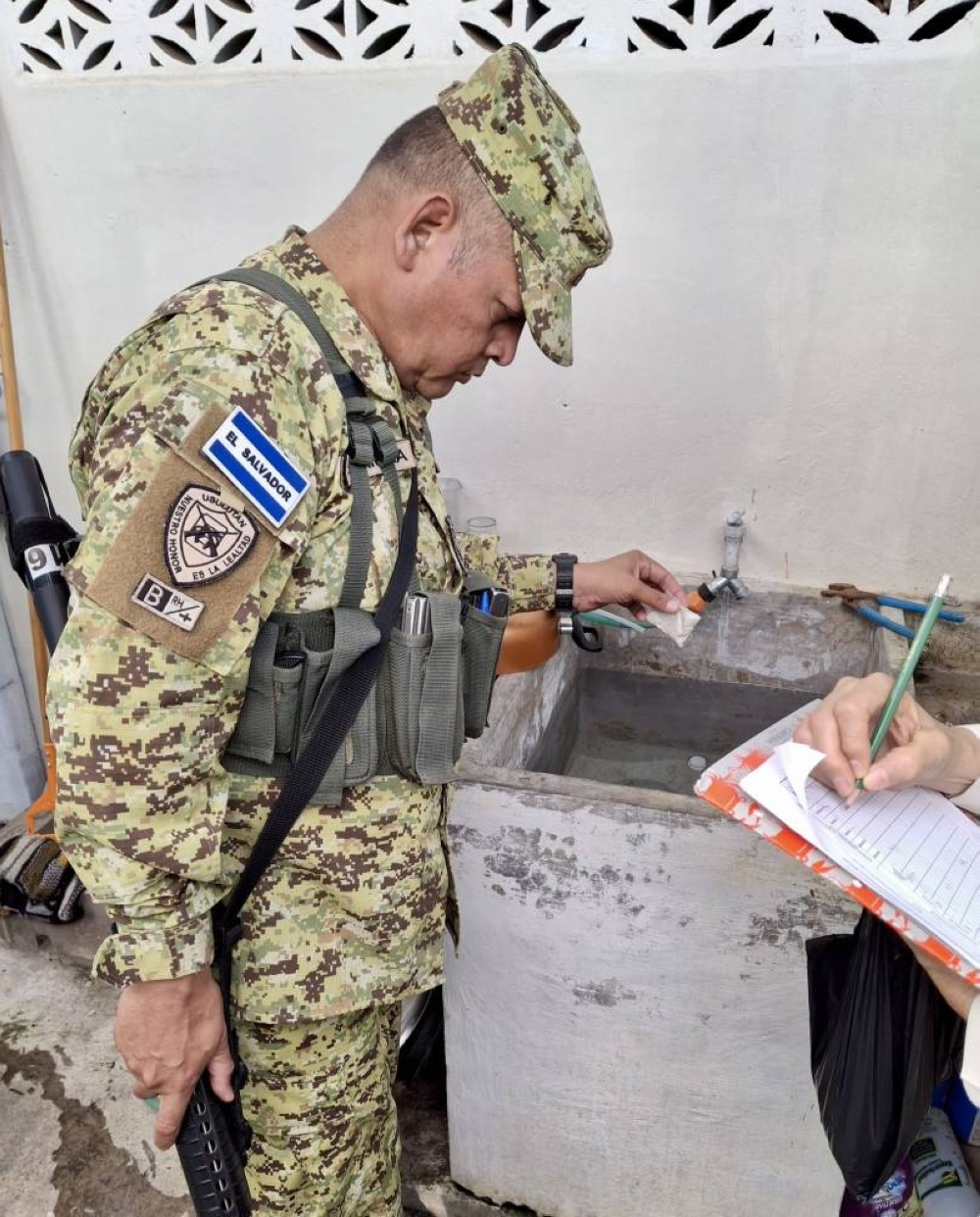 Los militares también proveen abate para el combate de los zancudos.