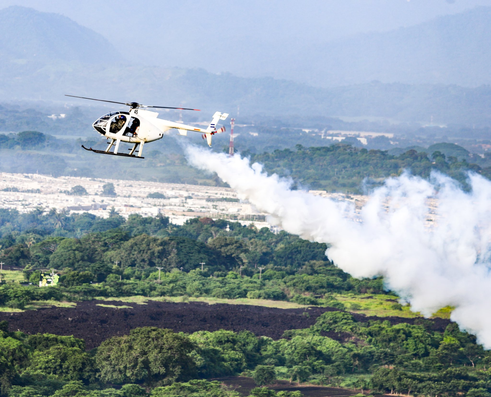 De manera aérea, la Fuerza Armada ha fumigado zonas de San Juan Opico, en La Libertad Centro. / Defensa Nacional.