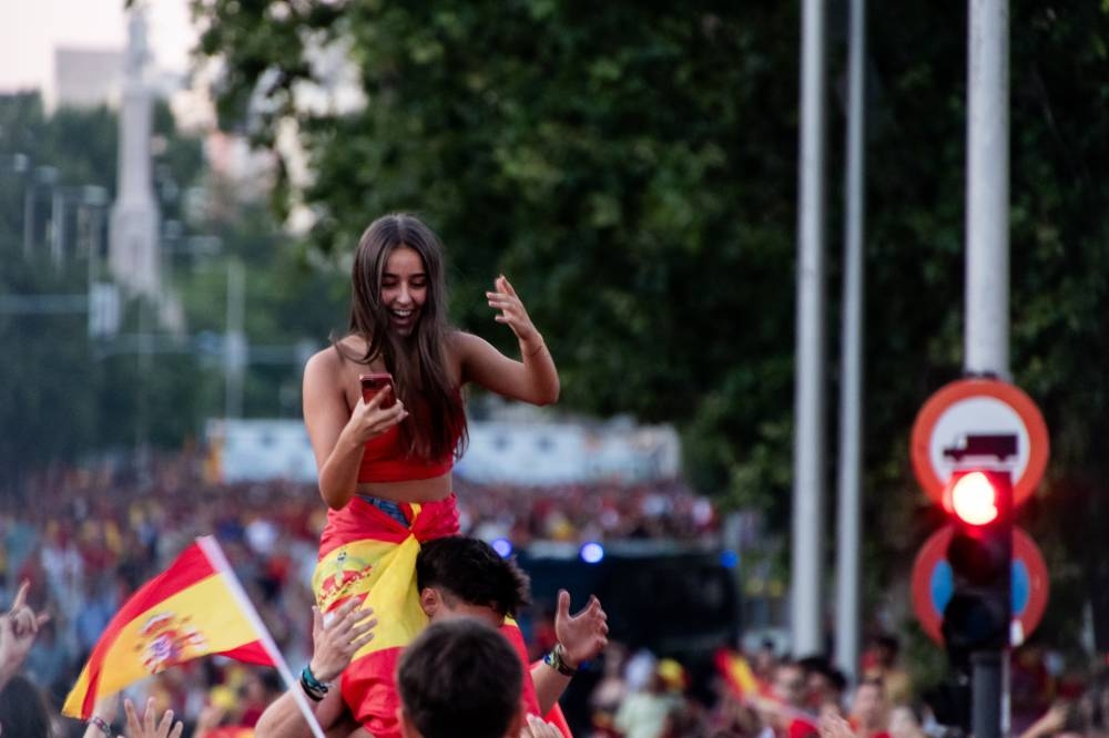 Los aficionados se lanzaron a las calles para ver a los campeones. / David Alfaro