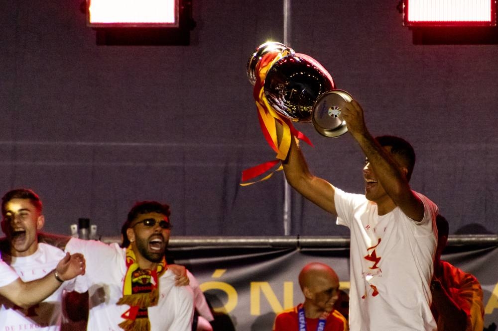 Rodri levanta la copa ganada en Berlín. / David Alfaro