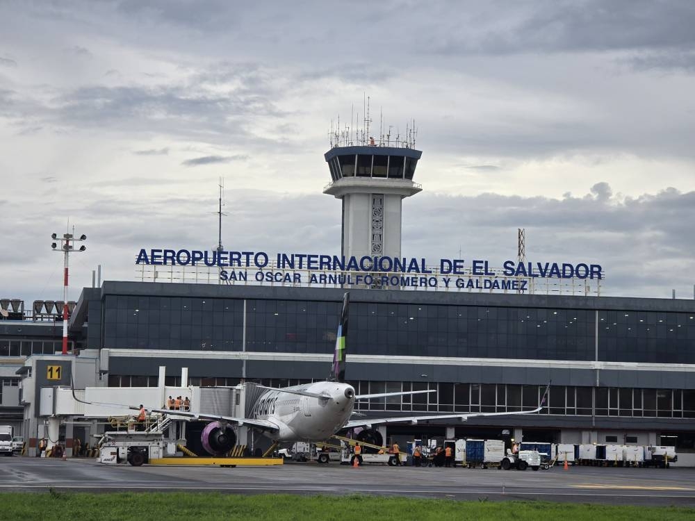 El Aeropuerto Internacional de El Salvador es la principal terminal aérea, que conecta con 14 países. /CEPA,image_description: