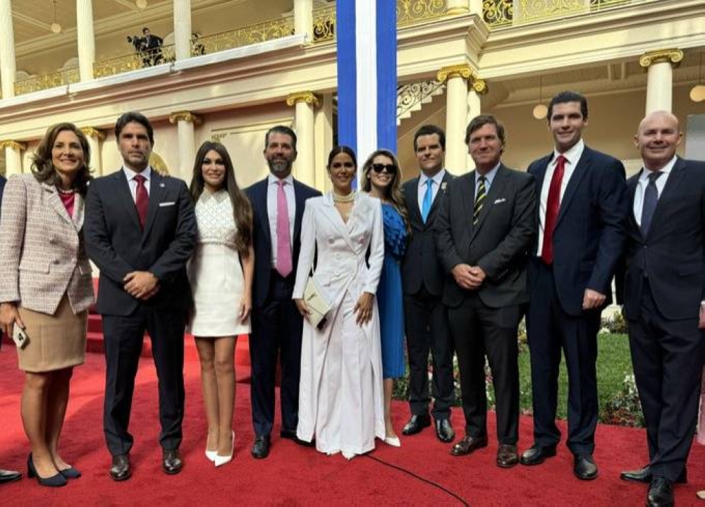 Herbert Esmahan aparece junto a Tucker Carlson en una fotografía durante la segunda toma de posesión de Nayib Bukele el 1 de junio de 2024. / @HerbertEsmahan.