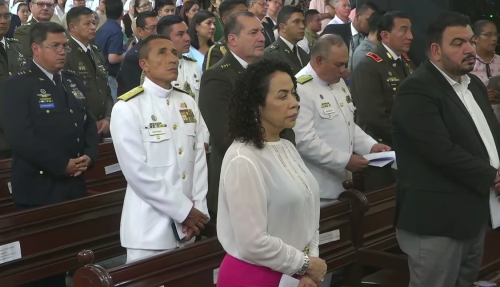 Entre los asistentes a la ceremonía se encontraban la comisionada presidencial, Carolina Recinos, y el ministro de Defensa, René Francis Merino Monroy. /Televisión Católica Arquidiocesana