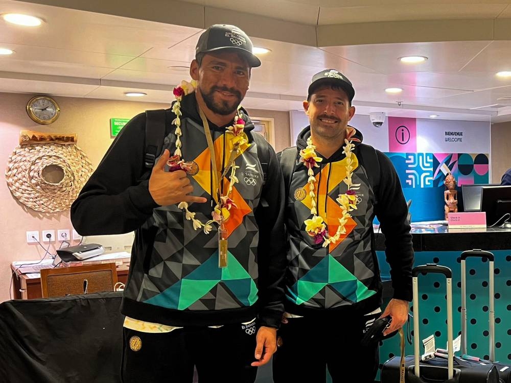 El saludo típico de Bryan Pérez y su entrenador Javier Castellanos en Tahití. / Team ESA