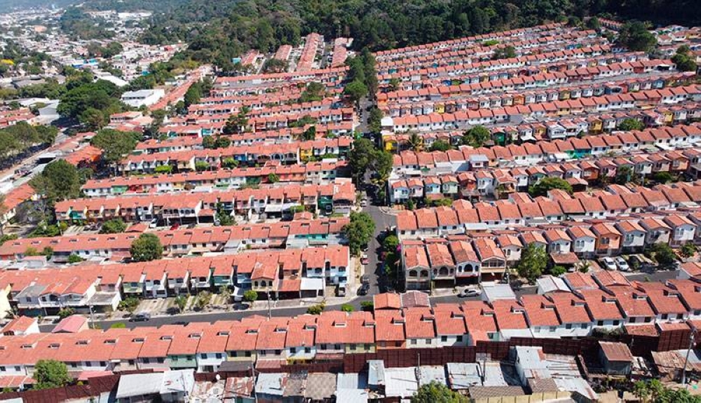 El gobierno confirma que apenas un 61.4  de los hogares salvadoreños son propietarios de una vivienda. /DEM,image_description: