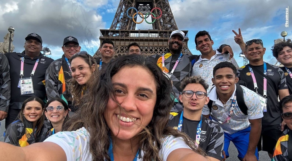 Celina Márquez y una selfie de la delegación de El Salvador en París.