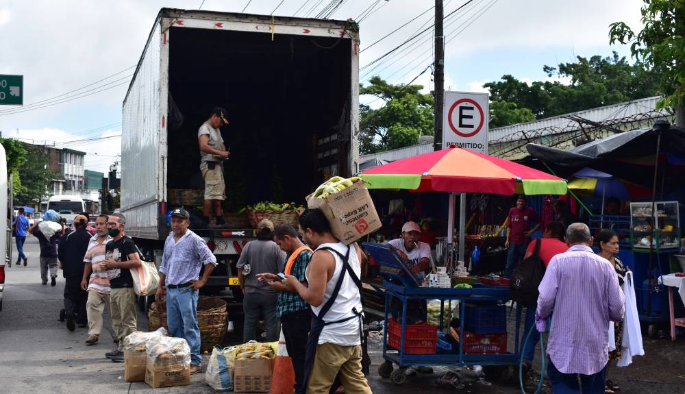 El Mineco recordó que la canasta básica salvadoreña depende en gran medida de lo que importa de Guatemala. /Juan Martínez,image_description: