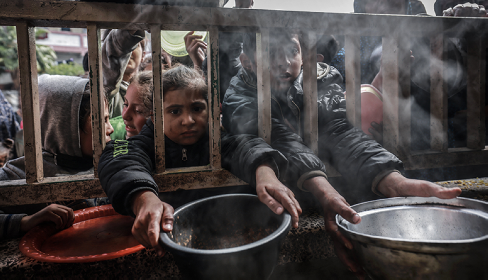 Niños en Gaza pidiendo alimentos, una zona en conflicto entre Israel y Hamás. AFP,image_description: