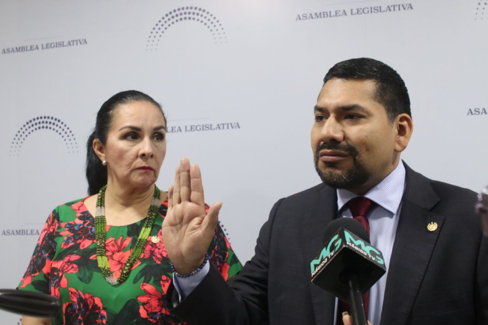 Diputado Francisco Lira, acompañado de la diputada suplente Silvia Regalado. / Lisbeth Ayala.