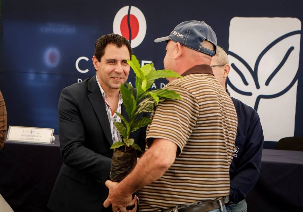 Entrega simbólica de las plantas a productores de Chalatenango. /ISC,image_description: