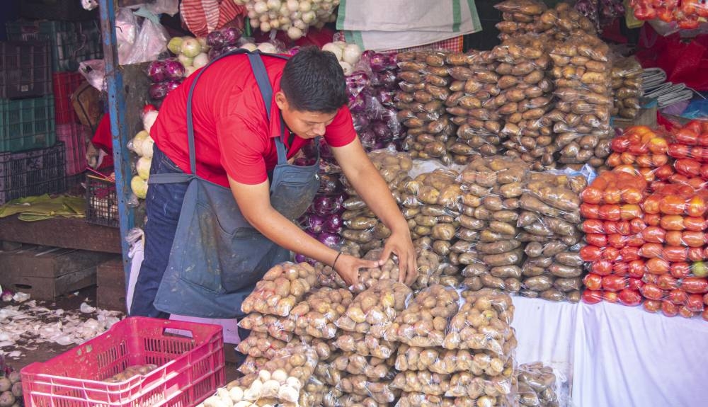 Por 1, las personas pueden adquirir hasta una libra y media de papas en el mercado central de San Salvador. /Juan Martínez,image_description: