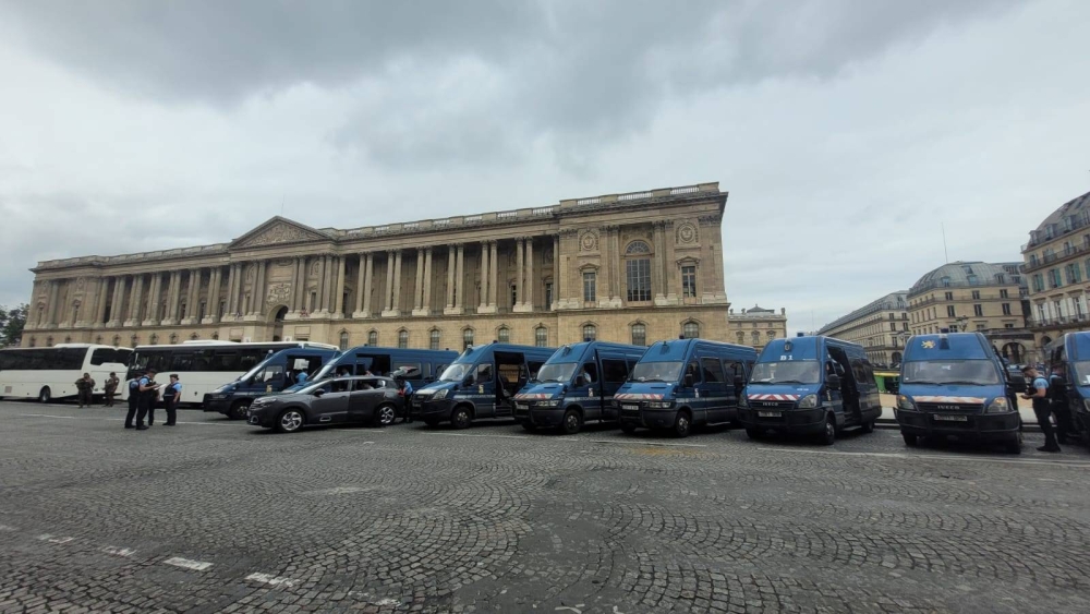 El Museo de Louvre, cerrrado y cercado por la policía. / Claudio Martínez