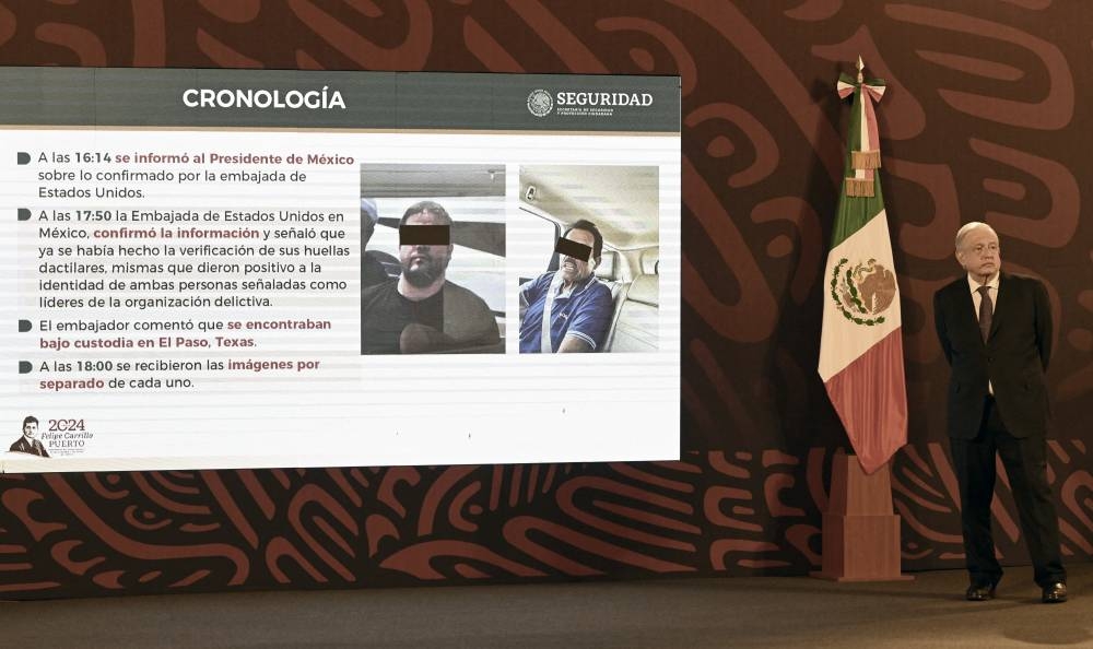 El presidente de México, Andrés Manuel López Obrador, escucha a la secretaria de Seguridad de México, Rosa Icela Rodríguez (fuera de cuadro), durante su habitual conferencia de prensa matutina en el Palacio Nacional de la Ciudad de México el 26 de julio de 2024. / ALFREDO ESTRELLA/AFP