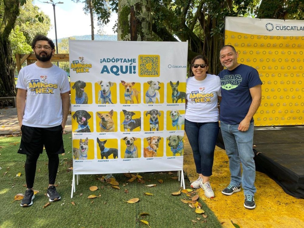 Cada persona que adoptó un perrito desde el Álbum de Banco CUSCATLAN, fue premiada con un bono para su nueva mascota. Cortesía,image_description: