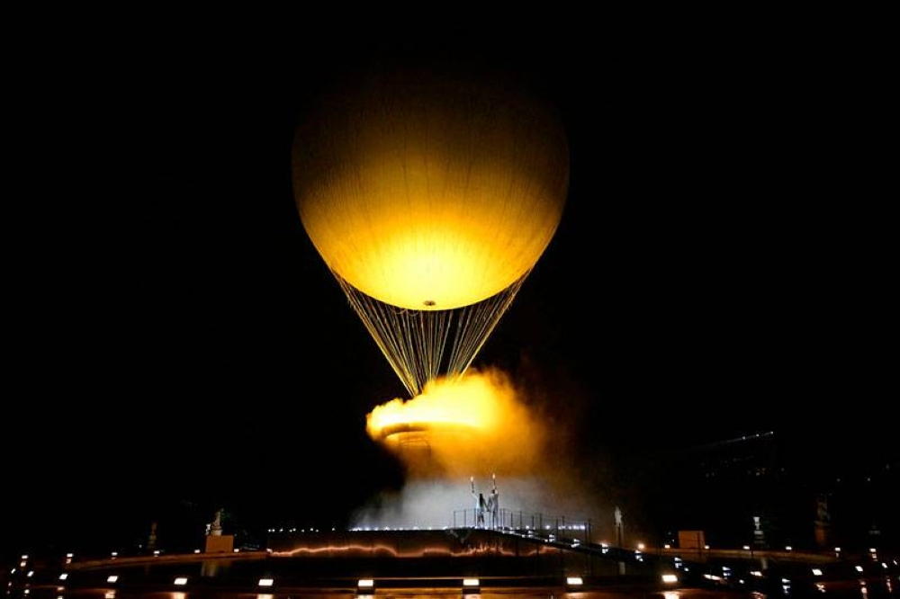 Un majestuoso pebetero fue encendido para dar el banderillazo de salida de los Juegos. / AFP