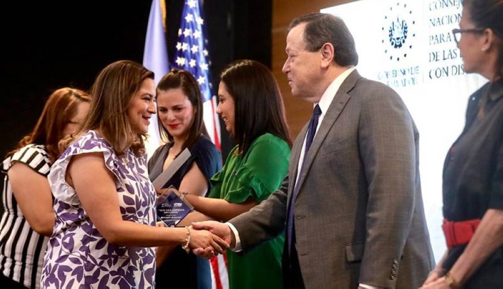 El embajador de Estados Unidos en El Salvador, William Duncan, acompañó en la entrega de los reconocimientos. /Cortesía,image_description: