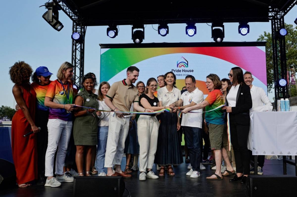 Funcionarios franceses dieron la bienvenida a todos los atletas del colectivo LGBTIQ y sus fans este lunes en un espacio destinado a la inclusión y la diversidad en París 2024. Photo by STEPHANE DE SAKUTIN / AFP,image_description: