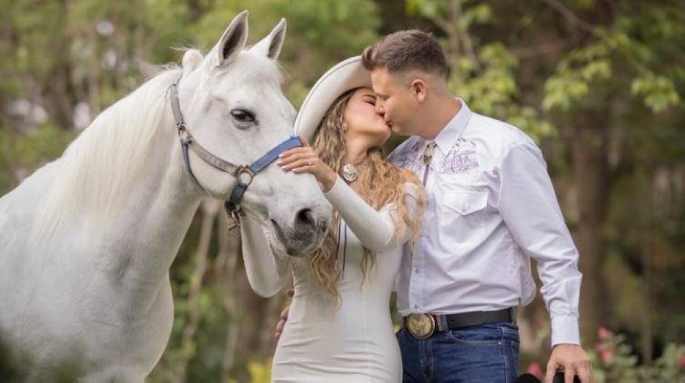 Irene y Pepe lucen muy enamorados en su photoshoot outdoors al estilo western.,image_description: