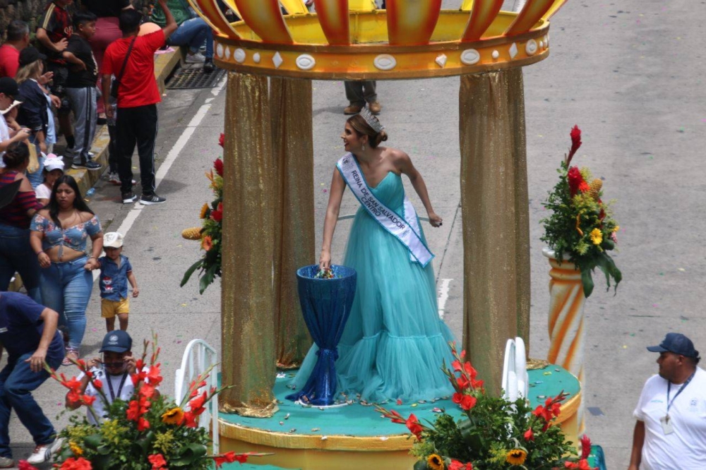 La reina de las fiestas patronales de San Salvador también participó en el desfile. / Lisbeth Ayala. 