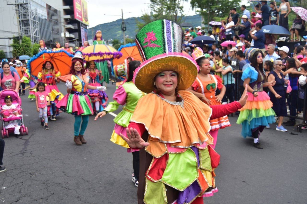 Color y fantasía engalanaron el desfile del Correo. / Lisbeth Ayala. 