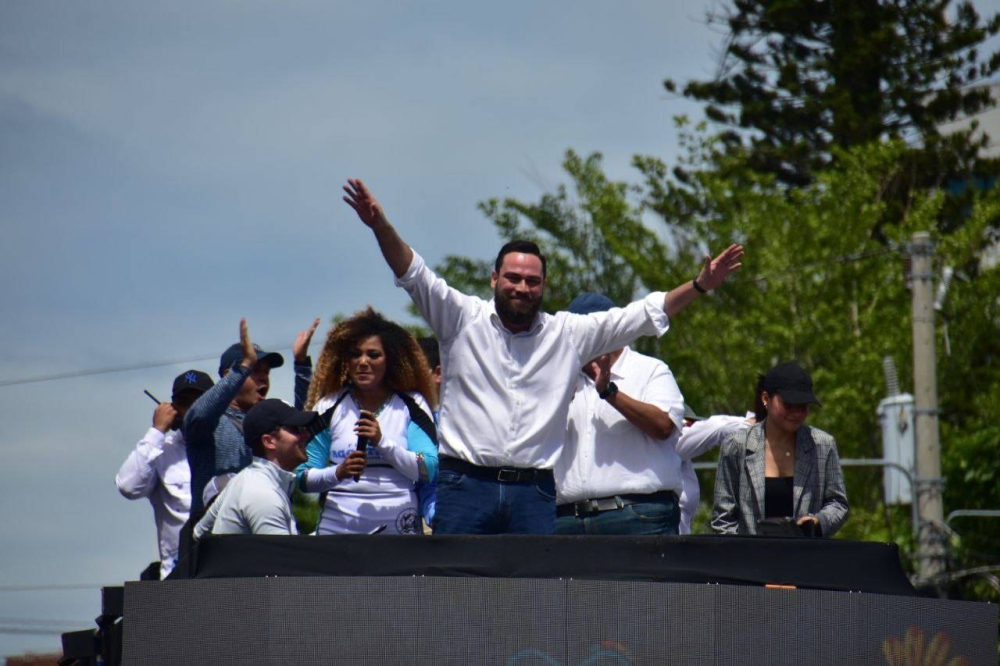 El alcalde de San Salvador, Mario Durán, hizo el recorrido del desfile del Correo en una congabús. / Juan Martínez. 