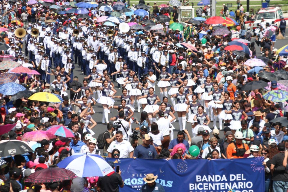 La banda del Bicentenario de San Salvador puso el toque musical en el desfile. / Lisbeth Ayala. 