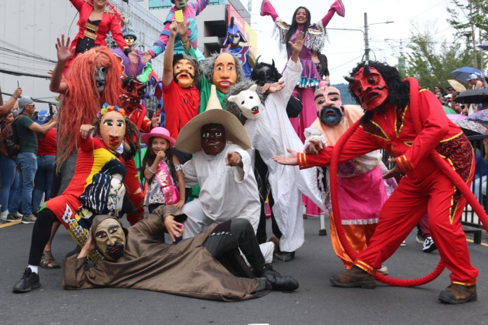 Los Viejos de Agosto hicieron su aparición protagónica en el desfile del Correo. / Lisbeth Ayala. 