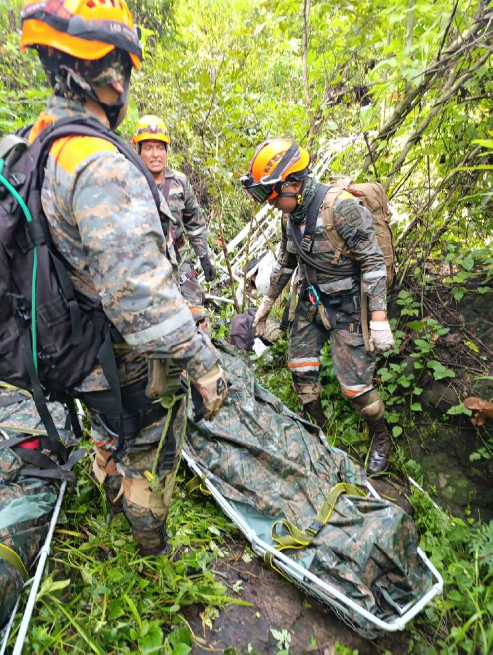 El Ejército de Guatemala trabaja en el rescate de los cuerpos. / Ejército de Guatemala. 