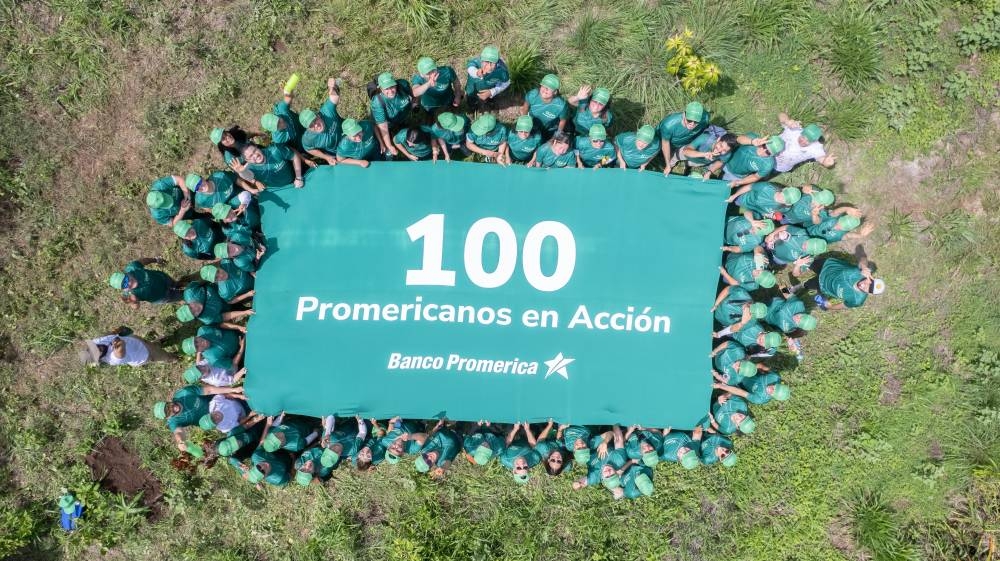 Este año, más de 800 empleados participaron en el Voluntariado, demostrando su compromiso y dedicación hacia la protección del medio ambiente. Cortesía,image_description: