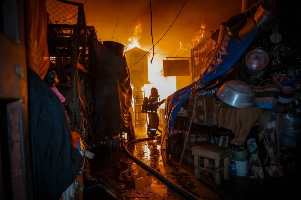 Se registran al menos 90 puestos quemados en el incendio. / Cuerpo de Bomberos.