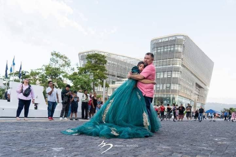 La quinceañera junto a su padre, quien hizo realidad su sueño adolescente en el centro histórico capitalino.,image_description: